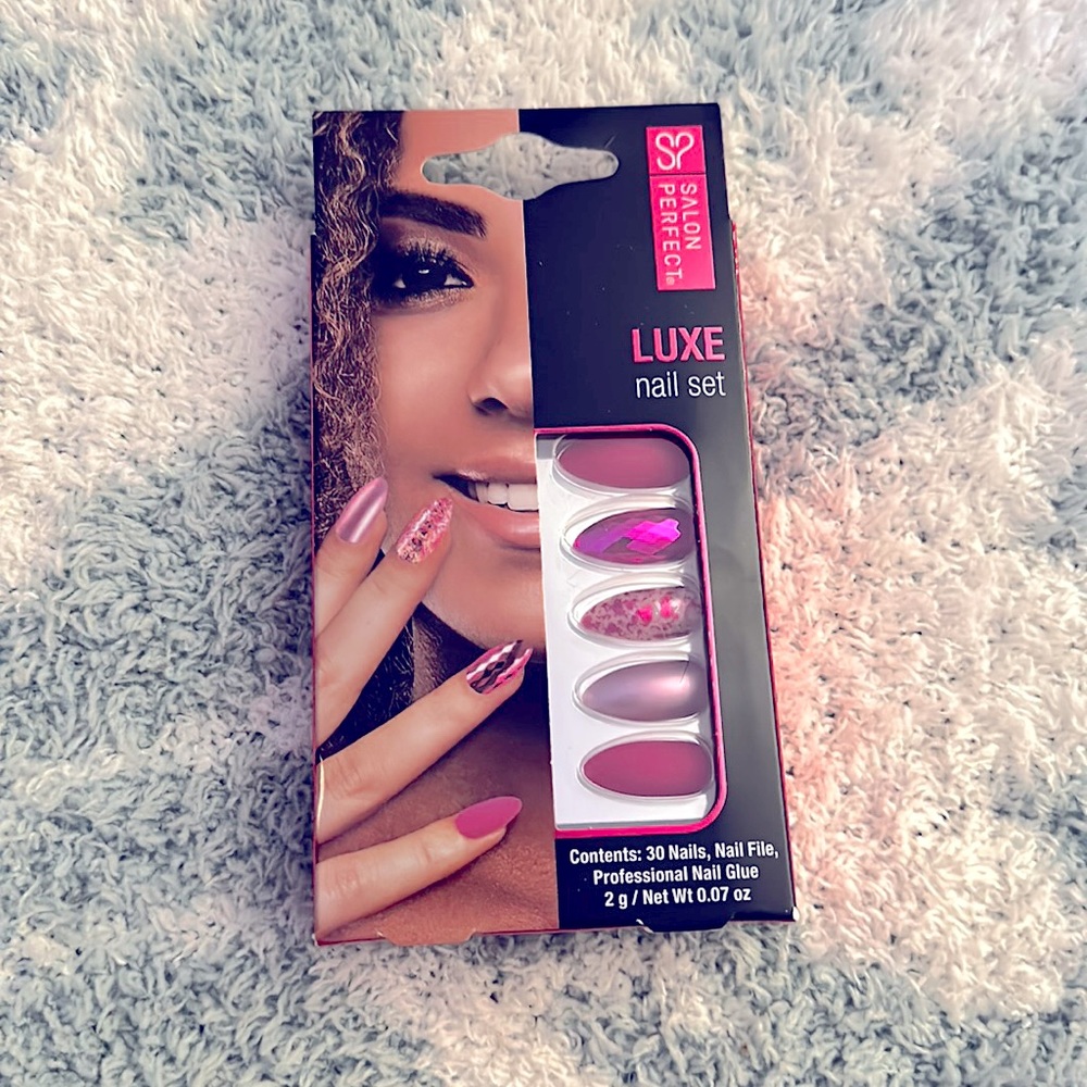 Luxe by Salon Perfect Artificial Nail Set